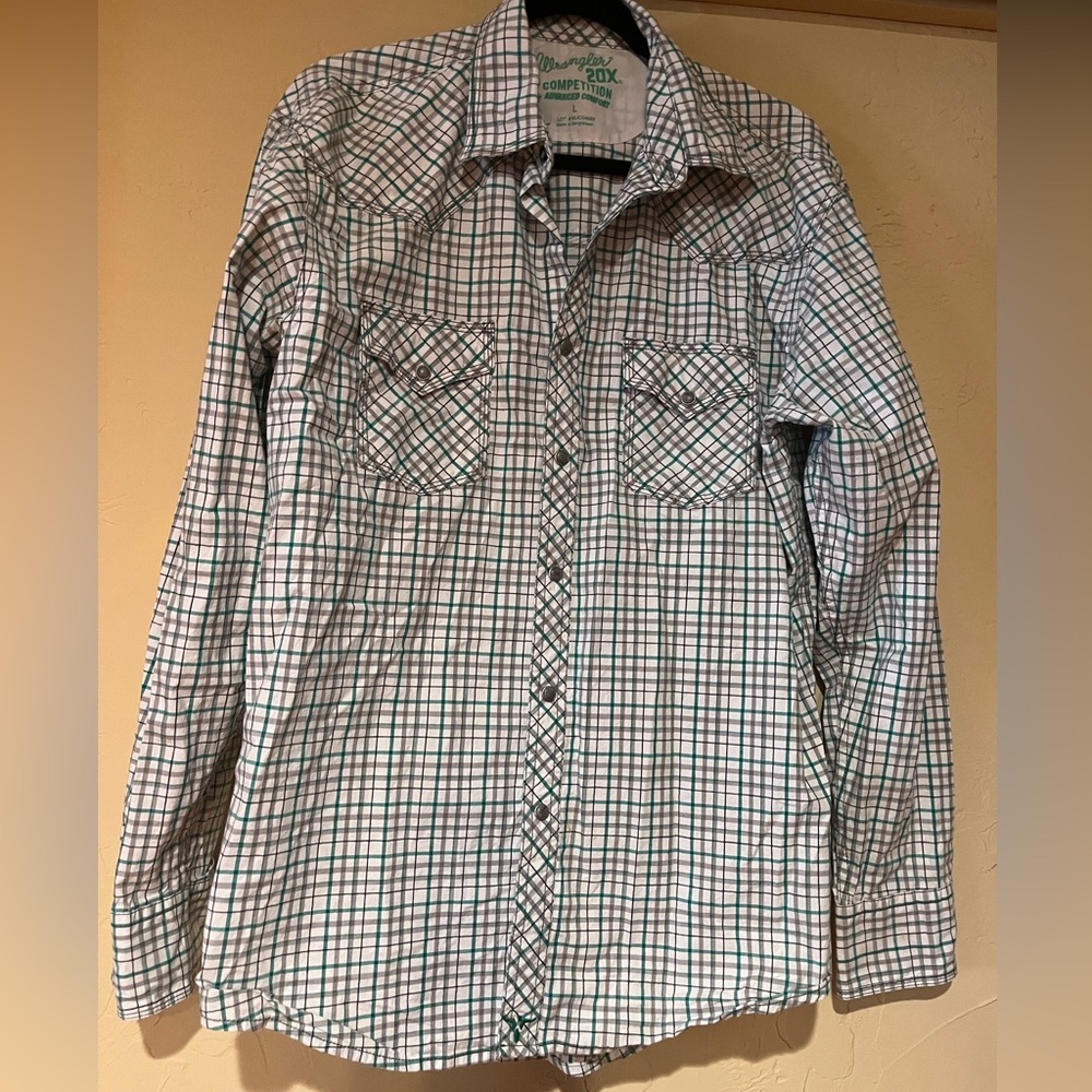 New but washed no tags. Wrangler snap button up long sleeve men’s shirt large